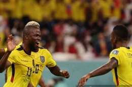 Penyerang timnas Ekuador (kiri) merayakan golnya ke gawang Qatar pada laga pembuka Piala Dunia 2022 (AFP/KARIM JAAFAR) via Kompas.com