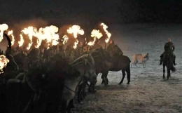 Aksi Melisandre menyalakan api dalam Battle of Winterfell (Sumber : gameofthrones.fandom.com)