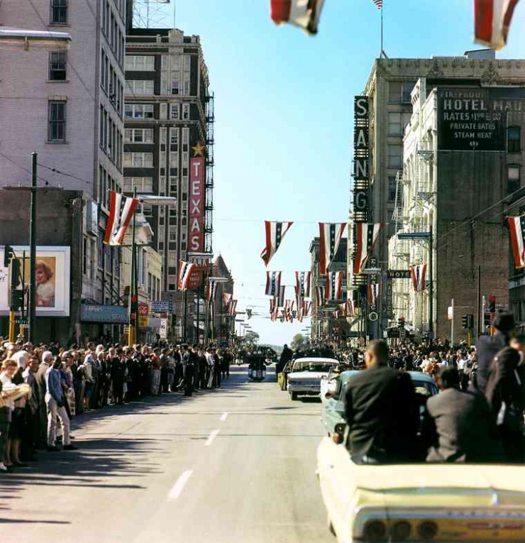 Warga lokal di Dallas menyambut parade motor Presiden JFK. Sumber: JFK Library / wikimedia