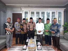 Pengurus DPW LDII Lampung silaturahim dengan Ketua MUI Lampung Prof. Mukri di kediamannya. Dokpri.