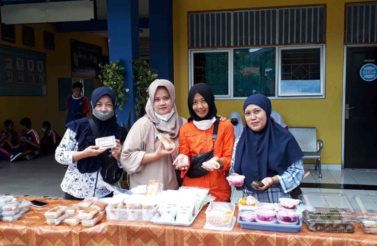 Orang tua murid menyiapkan makanan ringan. (Foto: Dokpri)