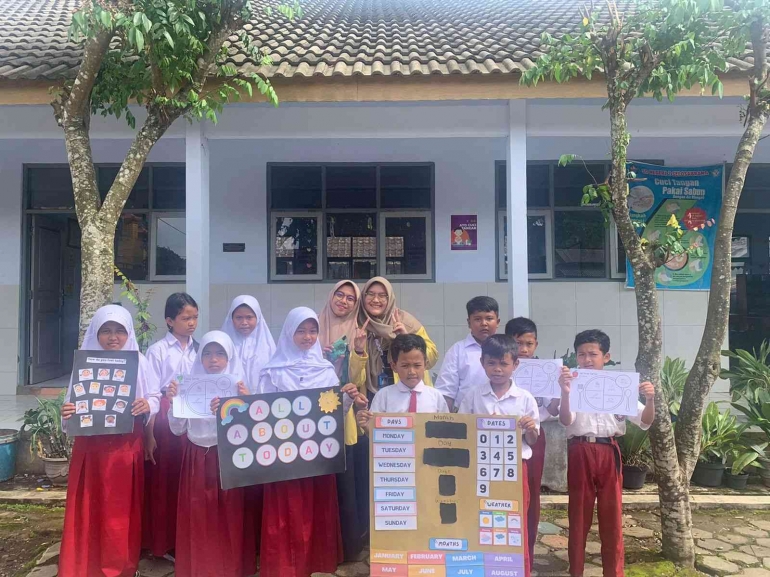 Program English Club oleh Tim Mahasiswa KKN Giat Unnes di SDN 1 dan 2 Selosabrang