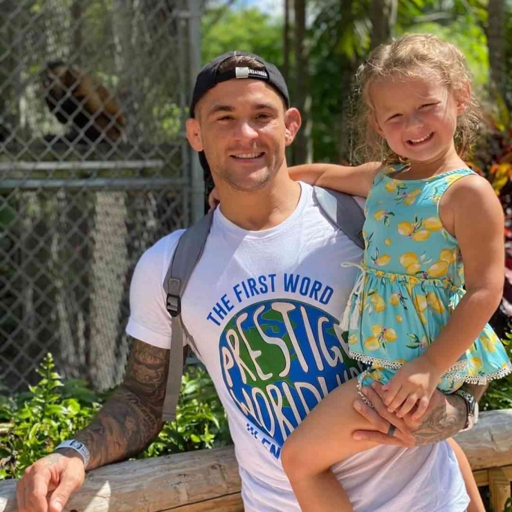 Poirier bersama putrinya (Foto: twitter.com/@DustinPoirier )