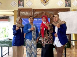 Gambar 2. Mahasiswa Penanggung Jawab Kegiatan MBKM MD Universitas Negeri Malang Bersama Ketua Kader dan Bidan Desa Pait (Dokpri)