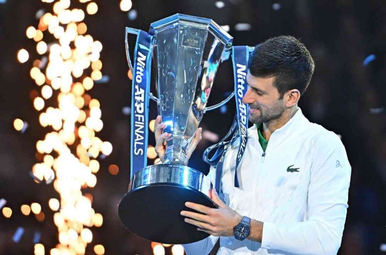 Novak Djokovic tampak bahagia bersama trofi juara ATP Finals 2022. (sumber: Atlantico)