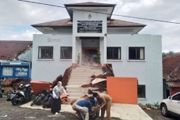 Dinas Ketahanan Pangan dan Peternakan Balai Pembibitan dan Pengembangan Inseminasi Buatan Kabupaten Cianjur rusak akibat gempa hari ini, Senin (21/11/2022).(BNPB)