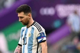 Lionel Messi harus menerima pil pahit pada laga pembuka Piala Dunia 2022. | Sumber: kompas.com
