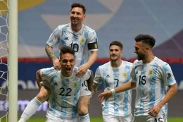 Penyerang Argentina Lautaro Martinez (kiri) merayakan gol dengan rekan setimnya Lionel Messi, (AFP/NELSON ALMEIDA) via Kompas.com