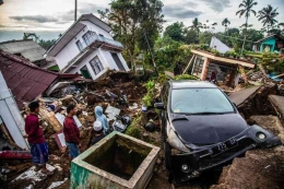  Warga mengumpulkan barang dan Gempa  menewaskan sedikitnya 162 orang, ratusan terluka dan hilang di Cianjur 21 November 2022 ( ADITYA AJI /AFP)