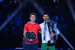 Novak Djokovic (kanan) bersama Casper Ruud usai sesi penyerahan trofi ATP Finals 2022. (sumber foto: National Bank Open)