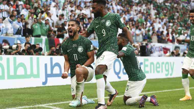 Foto Artikel : Hasil Piala Dunia 2022: Arab Saudi Jegal Argentina 2-1 ...