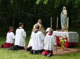 Katolik dan Patung Maria sebagai simbolisasi cinta Manusia pada Tuhan, bukan penyembahan patungnya. (sarapanpagi.org)