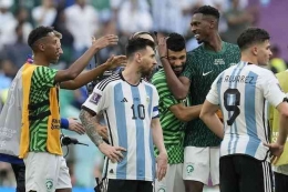Ekspresi kecewa Messi dan Alvarez saat kalah 1-2 dari Arab Saudi di laga pembuka grup C piala dunia 2022 | (foto: bola