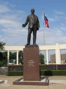Patung George B. Dealey. Sumber: dokumentasi pribadi