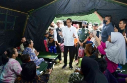 Presiden Jokowi meninjau para korban gempa yang ada di dalam tenda, di lapangan Prawatasari Cianjur (Sumber: https://twitter.com/jokowi)