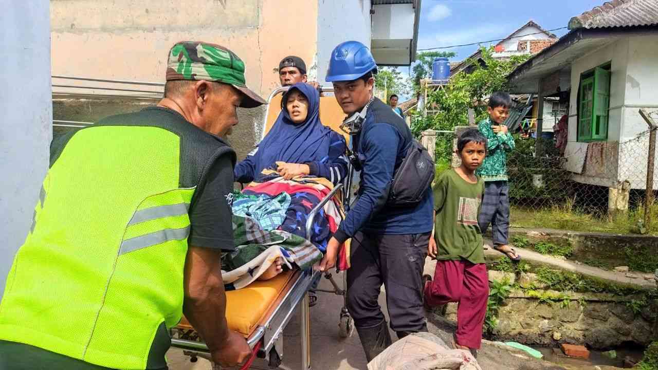 Foto Artikel : Tim Formula Tanggap Bencana LAZ Al Azhar Terjun Bantu ...