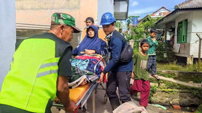 Tim Formula LAZ Al Azhar bantu evakuasi warga terdampak gempa di Cianjur (Dok. pribadi)