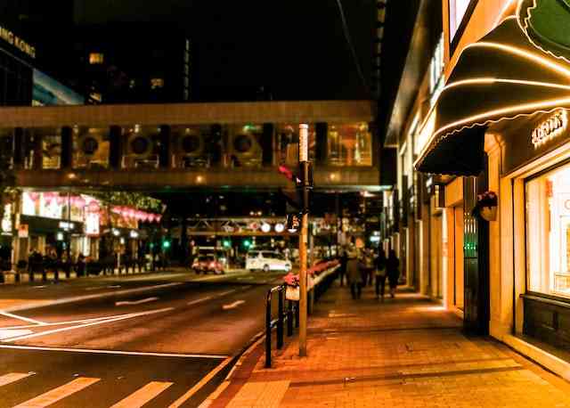 jalanan kota di malam hari-photo by carrie yang from pexels