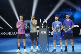 Joe Salisbury (paling kiri) dan Rajeev Ram membawa trofi juara bersama finalis Nikola Mektic dan Mate Pavic. (sumber foto: SpazioTorino.it)