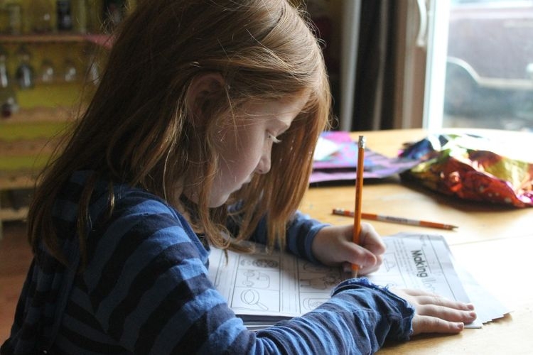 Ilustrasi anak sedang mengerjakan PR atau pekerjaan rumah (pexels.com/Jena Backus)