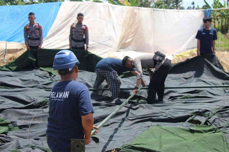 Tim Formula tanggap bencana LAZ Al Azhar dan kepolisian mendirikan tenda pengungsian untuk korban terdampak gempa Cianjur (Dok. pribadi)