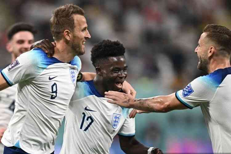 Penyerang timnas Inggris Bukayo Saka usai mencetak gol pada laga Grup B Piala Dunia 2022. (AFP/PAUL ELLIS via KOMPAS.com) 