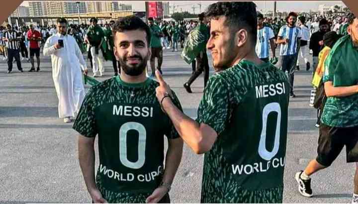 Fans Arab Saudi dengan jersy ngeledek Messi (Dok Football Time)