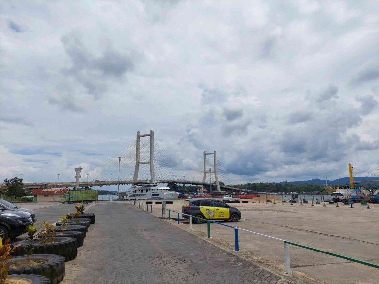 Memandang Jembatan Teluk Kendari dari Pelabuhan Nusantara Kendari (Dokumentasi Pribadi)