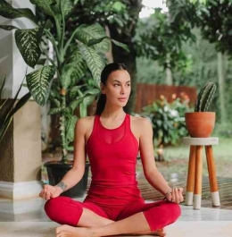 Ilustrasi Sophia Latjuba awet muda dengan yoga (foto dari Instagram)