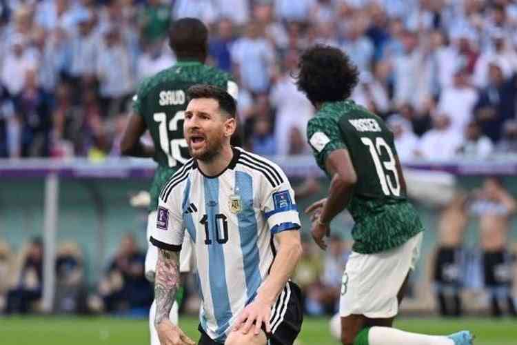 Ekspresi kecewa Messi saat Argentina kalah 1-2 dari Arab Saudi | (foto: bola.kompas.com)