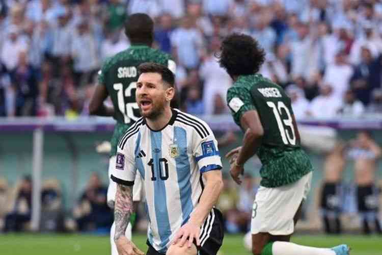 Ekspresi kecewa kapten timnas Argentina, Lionel Messi, saat bermain melawan Arab Saudi pada laga Grup C Piala Dunia 2022 Qatar di Stadion Lusail, Selasa (22/11/2022) sore WIB. Lionel Messi dkk  kalah 1-2 dari Arab Saudi. (AFP/MATTHIAS HANGST via kompas.com)