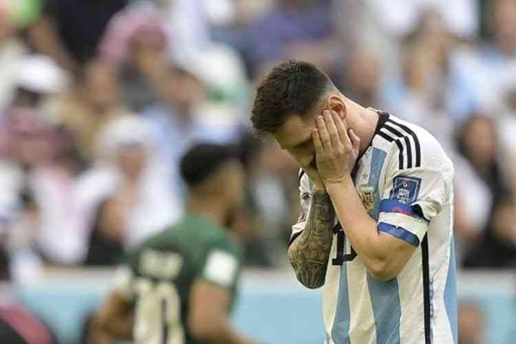 Ekspresi Kapten Argentina, Lionel Messi harus menerima kekalahan saat bertanding dengan timnas Saudi Arabia, Sumber : Kompas.com