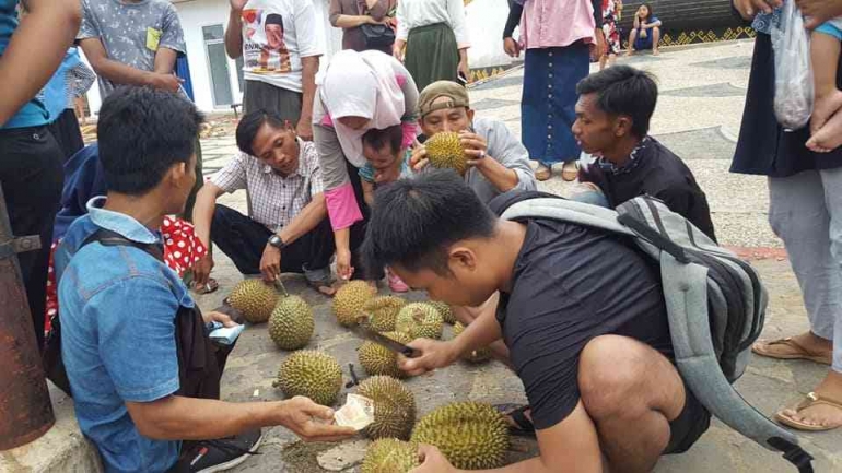 Ngebolang di kampung, mencari durian bersama teman-teman di Way Kanan (dok pribadi)