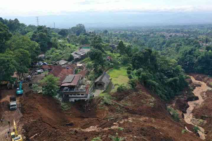 Orang-orang juga meninggal karena tanah longsor - berikut adalah gambar dari dekat kota Cianjur Foto: ADEK BERRY/AFP