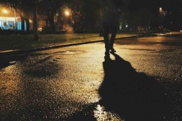 Ilustrasi gambar by russellandlazarus. Com. | Sebuah orang yang sedang berjalan sendiri