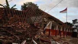 Hancur  Rumah - Sekolah di Cianjur Ambruk Usai Digoyang Gempa: AP Photo via CNBC