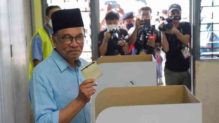 Anwar Ibrahim, politisi senior Malaysia saat memberikan suara|dok. Reuters/Hasnoor Hussain, dimuat cnbcindonesia.com
