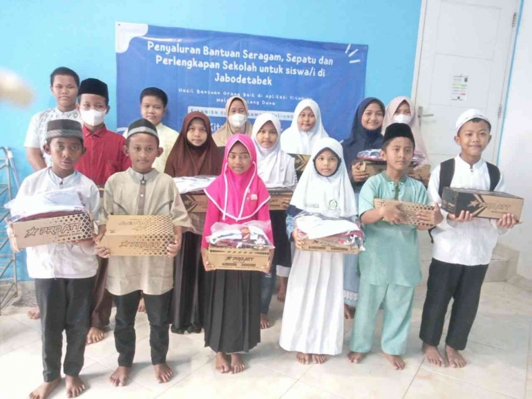 Anak-anak yatim memperoleh bantuan paket seragam sekolah dari LAZ Al Azhar dan Kitabisa.com