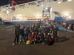 Tim FTBC Pontianak di pelabuhan Semarang (koleksi pribadi)
