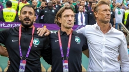 Herve Renard (kanan) berhasil mencatatkan sejarah di Piala Dunia 2022 usai membawa Arab Saudi mengalahkan Argentina dengan skor 2-1, Selasa (22/11/2022). (Sumber: Twitter @Herve_Renard_HR) 