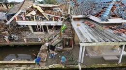 Rumah yang rusak akibat gempa|dok. Adek Berry/AFP/Getty Images, dimuat detik.com