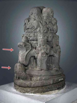 Pahatan batu kuno kisah Samudramanthana. Naga (panah atas) dan penyu atau kura-kura (panah bawah) [Sumber: Museum Nasional Indonesia]