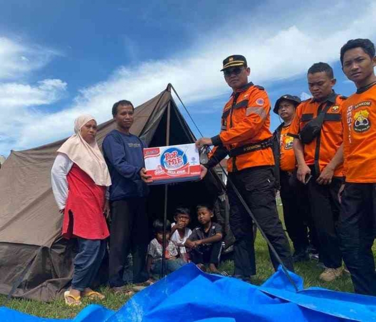 Tim Senkom Rescue menyerahkan bantuan ke para pengungsi gempa Cianjur. Dokpri. 
