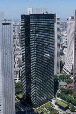 Shinjuku Mitsui Building, salah satu contoh gedung tahan gempa di Tokyo, Jepang. Di bagian atas gedung ditempatkan beberapa bandul seberat 300 ton untuk menjaga keseimbangan struktur bangunan agar tidak kolaps (Foto: Planradar.com).