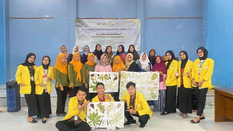 Mahasiswa KKN Universitas Negeri Semarang mengadakan sosialisasi tentang pembuatan MPASI, Ecoprint dan Pupuk Cair foto bersama di Magelang, Jawa Tenga. dokpri