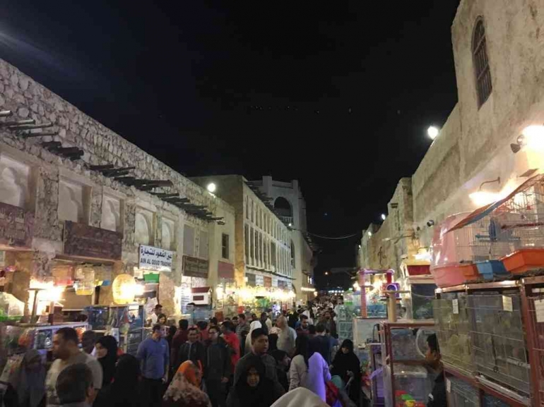 Suasana Souq Waqif di malam hari. (Foto: Dokumentasi Pribadi)