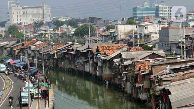 Suasana pemukiman kumuh padat penduduk (sumber:  (Liputan6.com/Angga Yuniar) 