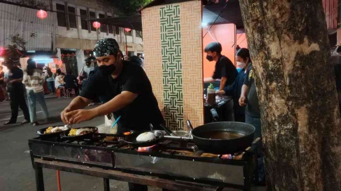 Pedagang makanan hot plate. Dokumentasi pribadi