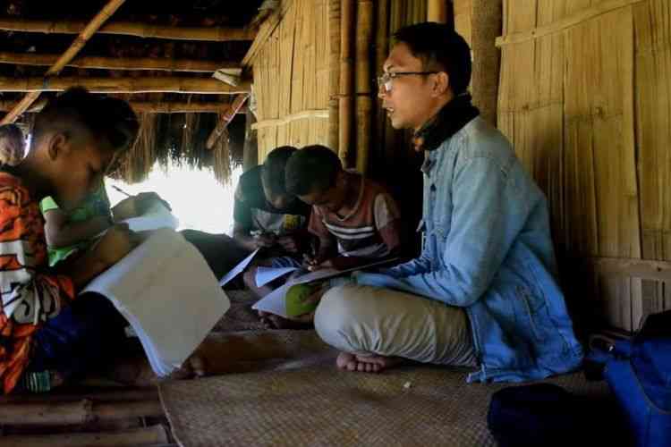 Guru Soalihin, mengajar siswa dan orang tua selama Pandemi Covid-19 di Kec Laboya Barat, Sumba Barat, NTT (dok foto: Soalihin via kompas.com)