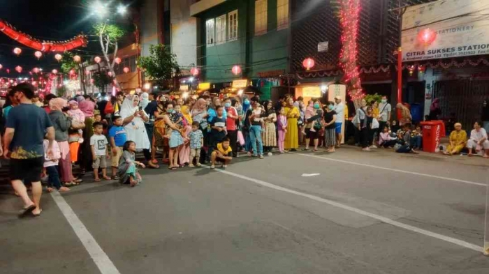 Penonton yang memadati kawasan Kya-Kya. Dokumentasi pribadi